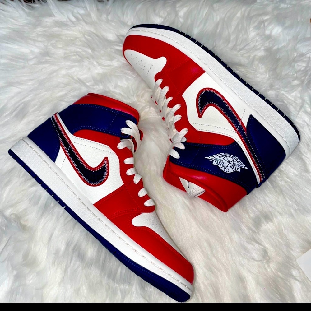 Women’s Air Jordan 1 mid SE